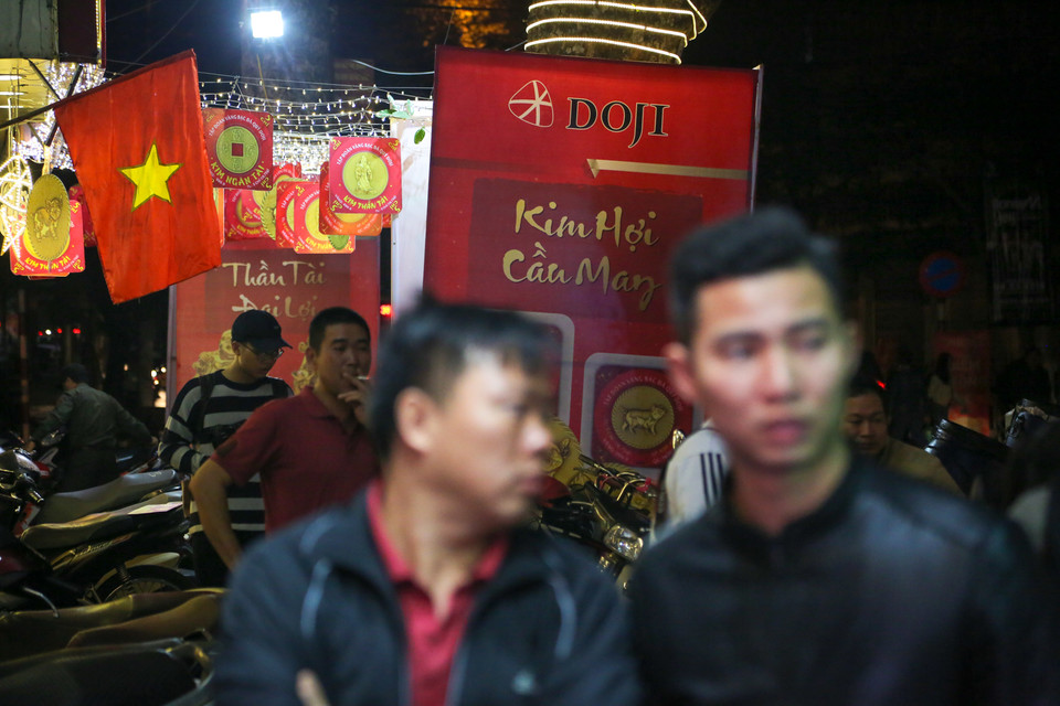 Năm nay, giá vàng thay đổi liên tục, lúc lên lúc xuống và có xu hướng cao lên theo thời gian. Theo dự đoán của nhiều người thì càng về trưa, rất có thể giá vàng sẽ còn tăng cao hơn. (Ảnh: Minh Sơn/Vietnam+)