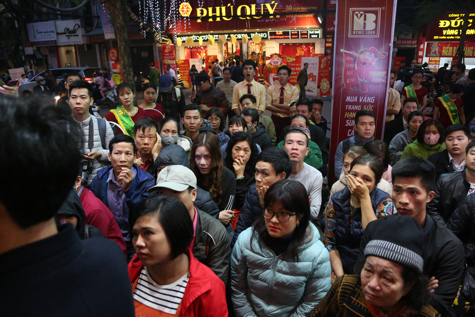 Theo thông lệ, cứ vào ngày 10 tháng Giêng Âm lịch, nhiều nhà làm ăn, buôn bán và kinh doanh đều mua vàng làm lễ vật để cầu xin một năm làm ăn gặp nhiều may mắn. (Ảnh: Minh Sơn/Vietnam+)