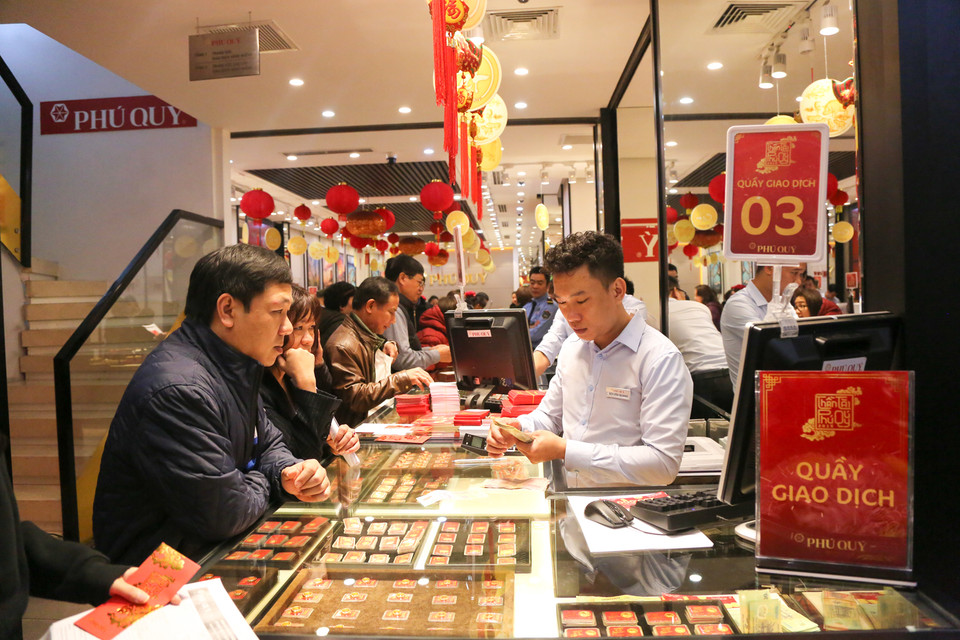 Không chỉ mang ý nghĩa tâm linh, việc mua vàng đầu năm cũng được coi là một hình thức tiết kiệm của người Việt Nam. Trong tâm lý, thói quen của người Việt, vàng vẫn được coi là kênh đầu tư và 'giữ tiền' an toàn nhất. (Ảnh: Minh Sơn/Vietnam+)