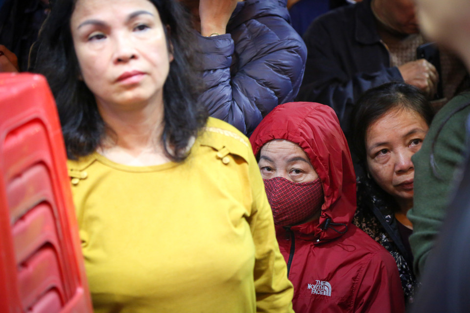 Nhiều người tỏ ra mệt mỏi vì thời gian xếp hàng quá lâu. Dự kiến khoảng 6 giờ 30 sáng 14/2, các điểm giao dịch vàng bắt đầu mở cửa. (Ảnh: Minh Sơn/Vietnam+)