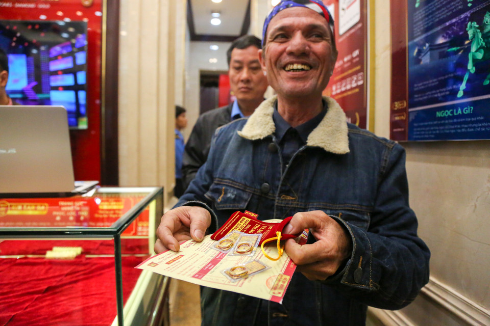 Chú Nguyễn Văn Hùng (Yên Sở, Hà Nội) đã xếp hàng từ 1 giờ sáng để mua vàng. (Ảnh: Minh Sơn/Vietnam+)