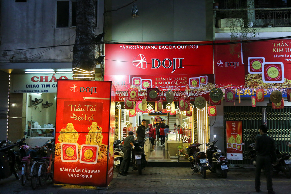 Trái ngược với sự đông đúc tại Bảo Tín Minh Châu thời điểm bắt đầu giao dịch, nhiều cửa hàng vàng xung quanh đều xảy ra tình trạng vắng vẻ. (Ảnh: Minh Sơn/Vietnam+)