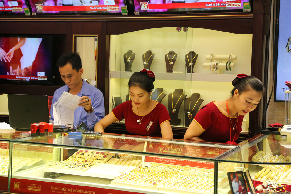 Theo quan niệm dân gian, nếu xuất tiền mua vàng trong ngày vía Thần Tài mùng 10 tháng Giêng sẽ nhận được nhiều may mắn, công việc hanh thông, đắc tài đắc lộc, tiền bạc rủng rỉnh cả năm. Ngày nay, việc mua vàng vào ngày Thần Tài còn mang ý nghĩa tâm linh rất lớn đối với những người làm ăn, buôn bán, cầu cho tiền tài của cải sẽ được Thần Tài phù hộ cho sinh sôi nảy nở trong suốt một năm mới kéo dài. (Ảnh: Minh Sơn/Vietnam+)