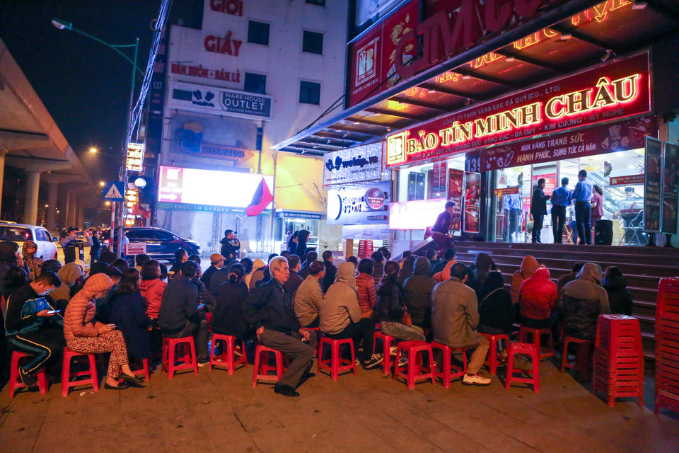 Ngày Thần Tài 2019 này rơi vào thứ Năm ngày 10 tháng Giêng Âm lịch (tức vào ngày 14/02/2019), ngay từ sáng sớm tại một số cửa hàng trên phố Cầu Giấy, hay 'thủ phủ' vàng Trần Nhân Tông đã rất đông người dân đứng xếp hàng. (Ảnh: Minh Sơn/Vietnam+)