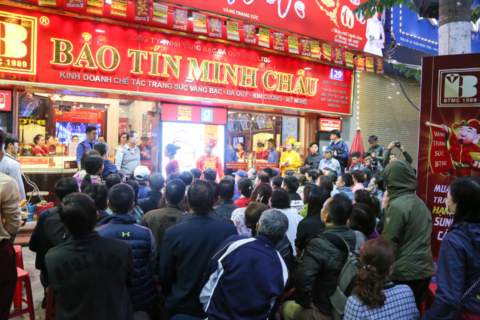 Trên phố Trần Nhân Tông, hình ảnh người dân đứng chờ xếp hàng đông nghẹt cả một góc phố không phải là hình ảnh hiếm gặp. (Ảnh: Minh Sơn/Vietnam+)