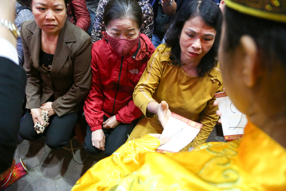 Các cửa hàng vàng tại đây dường như quen thuộc với việc xếp hàng nên đã phát số thứ tự cho người dân để chờ đến giờ giao dịch. (Ảnh: Minh Sơn/Vietnam+)