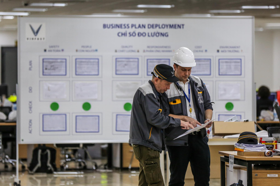 Theo thông tin từ VinFast, công suất thiết kế của Tổ hợp nhà máy sản xuất có thể đạt: 250.000 xe ôtô/năm trong giai đoạn 1, 500.000 ôtô/năm giai đoạn 2; 3000 xe buýt điện/năm; 250.000 xe máy điện/năm trong giai đoạn 1, tăng lên 500.000 xe máy điện trong giai đoạn 2 và có thể mở rộng 1 triệu xe/năm. (Ảnh: Minh Sơn/Vietnam+)