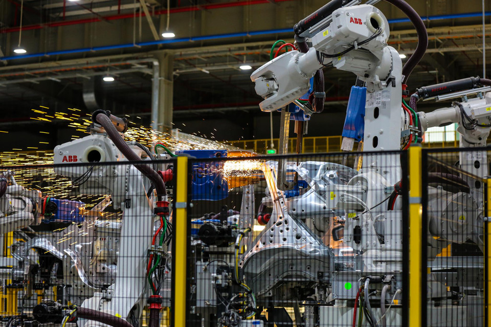 Xưởng hàn thân xe VinFast được thiết kế và cung ứng dây chuyền bởi các đối tác như FFT, EBZ, HIROTEC, được trang bị khoảng 1200 robot do ABB sản xuất. (Ảnh: Minh Sơn/Vietnam+)