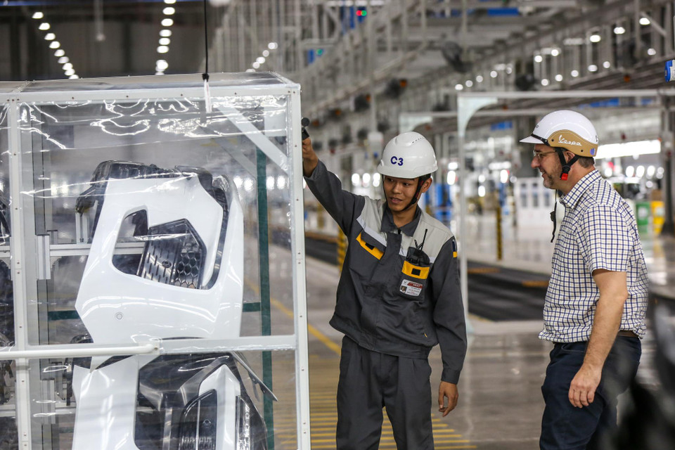 Xưởng lắp ráp của nhà máy được tư vấn thiết kế bởi công ty tư vấn hàng đầu thế giới đến từ Đức là Dürr và lắp đặt máy bởi tổng thầu Maruka. (Ảnh: Minh Sơn/Vietnam+)