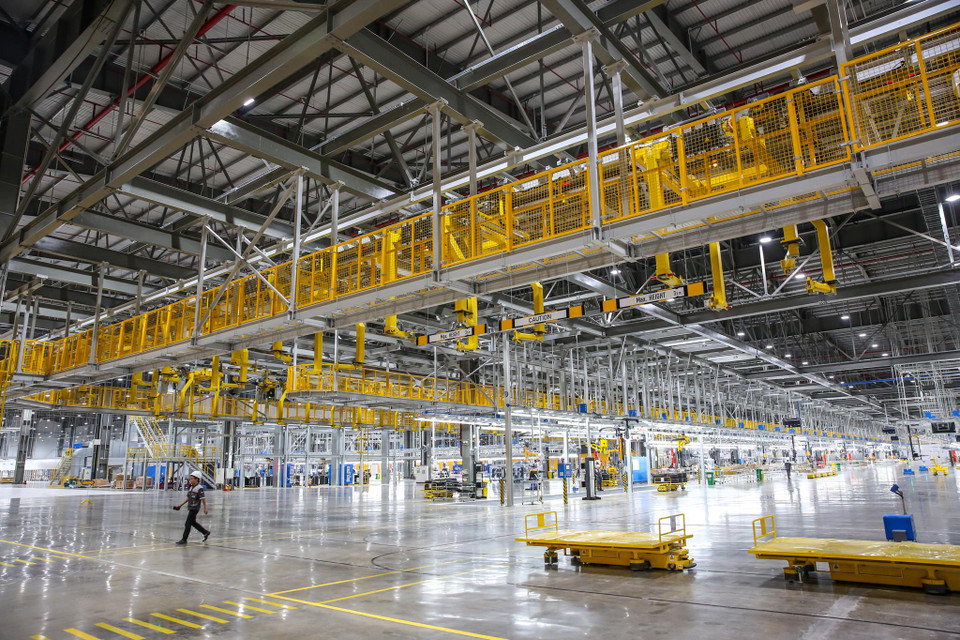 VinFast đã ứng dụng công nghệ 4.0 tại các nhà máy, giúp cho các thiết bị và một phần/toàn thể dây chuyền ở một nhà máy được kết nối với nhau thông qua các cảm biến được kết nối qua mạng và điện toán đám mây. (Ảnh: Minh Sơn/Vietnam+)