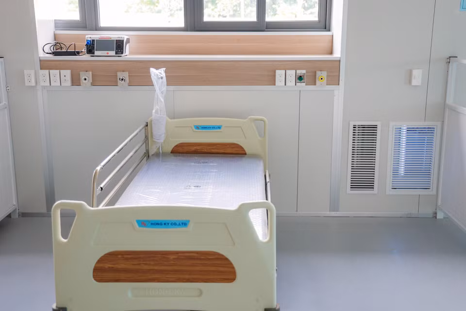 Mỗi khu điều trị bệnh nhân đều được lắp đặt đầy đủ các trang thiết bị y tế. (Ảnh: Minh Sơn/Vietnam+)