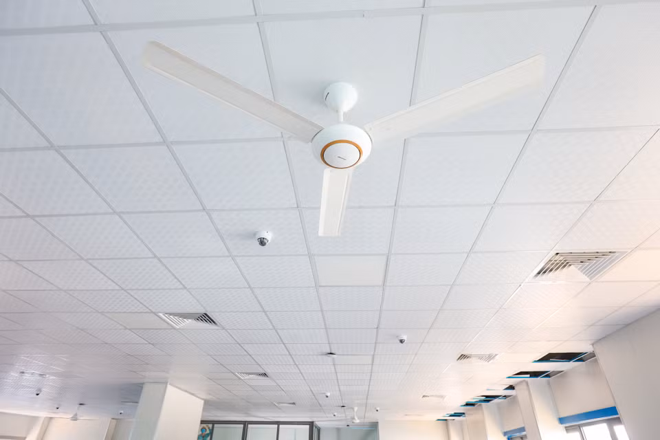 Tất cả các phòng bệnh đều lắp hệ thống camera để kịp thời theo dõi diễn biến của bệnh nhân. Bệnh viện sẽ được điều hành, theo dõi và hội chẩn qua hệ thống Telehealth. (Ảnh: Minh Sơn/Vietnam+)