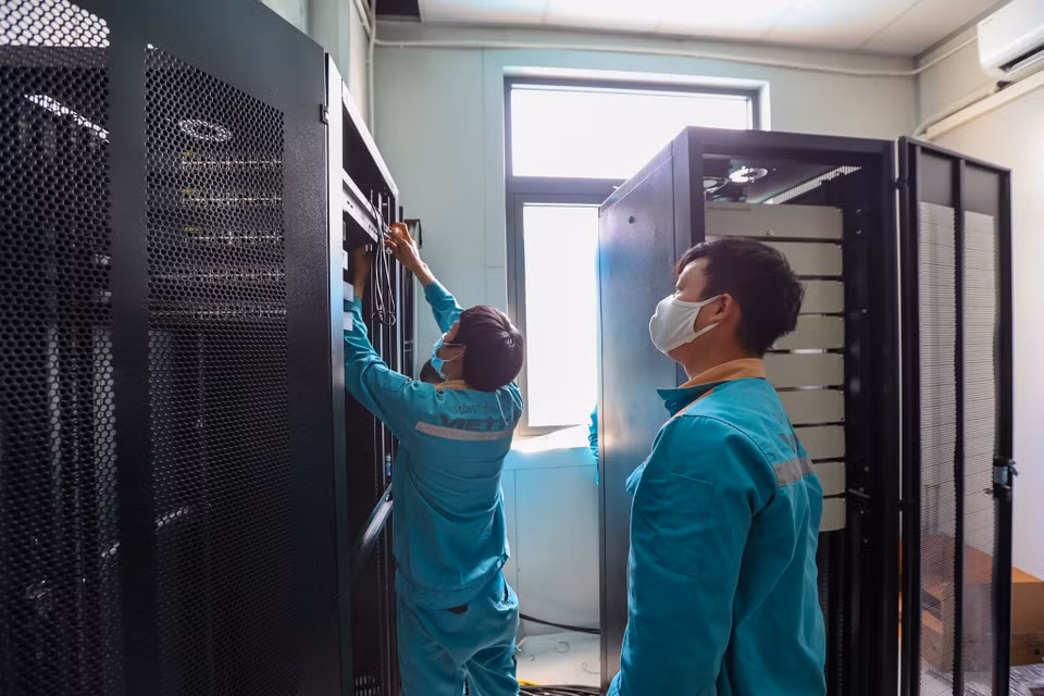 Các cán bộ kỹ thuật của Viettel đang lắp đặt các máy chủ tại khu nhà hành chính. (Ảnh: Minh Sơn/Vietnam+)