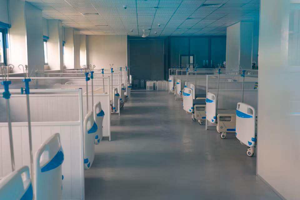 Các giường bệnh tiêu chuẩn đã được lắp đặt, đảm bảo các yêu cầu khắt khe theo quy định. Đặc biệt, thiết kế bệnh viện bảo đảm yêu cầu cao nhất là tránh lây nhiễm, không khí chỉ được lưu thông theo một chiều. (Ảnh: Minh Sơn/Vietnam+)