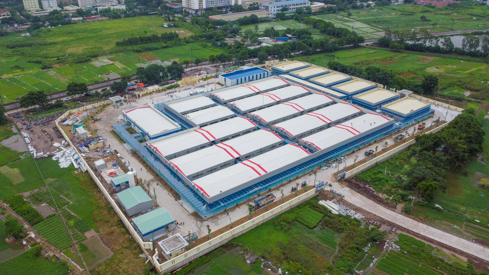 Sau hơn một tháng 'thần tốc' xây dựng, bệnh viện dã chiến tại quận Hoàng Mai, Hà Nội đã dần hoàn thiện để đưa vào sử dụng, điều trị cho bệnh nhân mắc COVID-19 nặng và nguy kịch. (Ảnh: PV/Vietnam+)