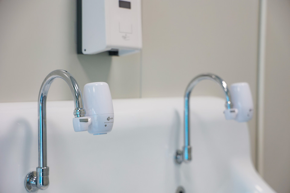 Ngoài ra, bệnh viện còn có khu đệm gồm 69 nhà tắm khử khuẩn và nhiều không gian xanh. Những người ra vào khu điều trị cũng phải qua các bước khử khuẩn đúng quy định. (Ảnh: Minh Sơn/Vietnam+)