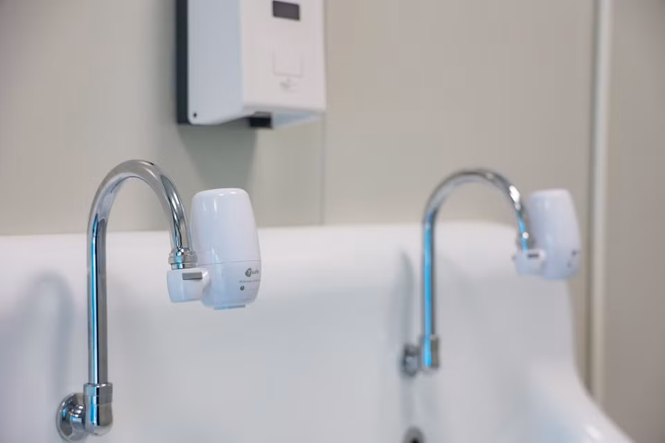 Ngoài ra, bệnh viện còn có khu đệm gồm 69 nhà tắm khử khuẩn và nhiều không gian xanh. Những người ra vào khu điều trị cũng phải qua các bước khử khuẩn đúng quy định. (Ảnh: Minh Sơn/Vietnam+)