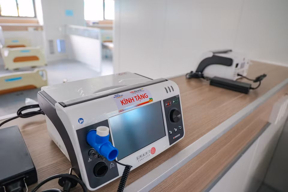 Các máy thở được cung cấp đầy đủ cho mỗi giường bệnh. (Ảnh: Minh Sơn/Vietnam+)