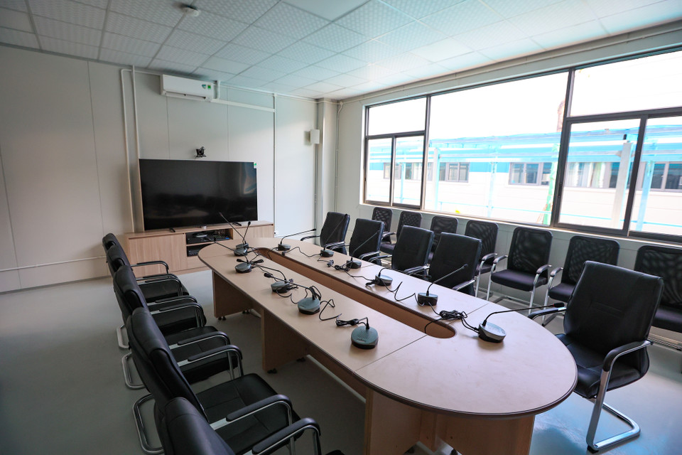 Phòng họp bên trong khu nhà hành chính của bệnh viện. (Ảnh: Minh Sơn/Vietnam+)