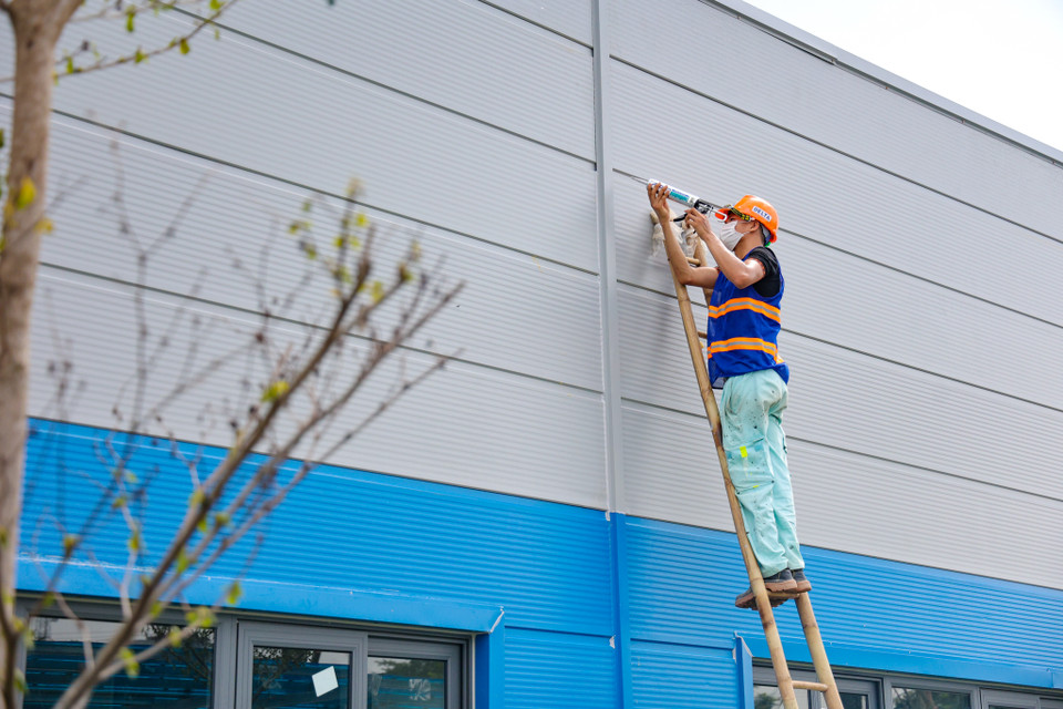 Để bảo đảm tiến độ, hằng ngày có hàng trăm công nhân làm việc 24/24 giờ để công trình hoàn thành đúng tiến độ. (Ảnh: Minh Sơn/Vietnam+)