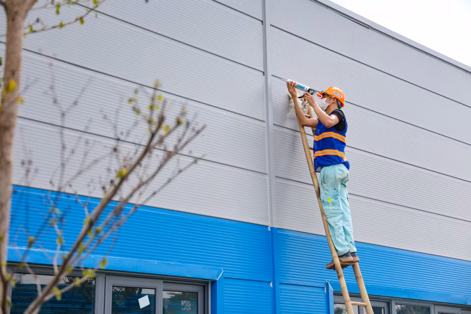 Để bảo đảm tiến độ, hằng ngày có hàng trăm công nhân làm việc 24/24 giờ để công trình hoàn thành đúng tiến độ. (Ảnh: Minh Sơn/Vietnam+)