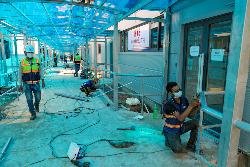 Nhiều hạng mục thi công đang được gấp rút thi công, chạy đua với thời gian. (Ảnh: Minh Sơn/Vietnam+)