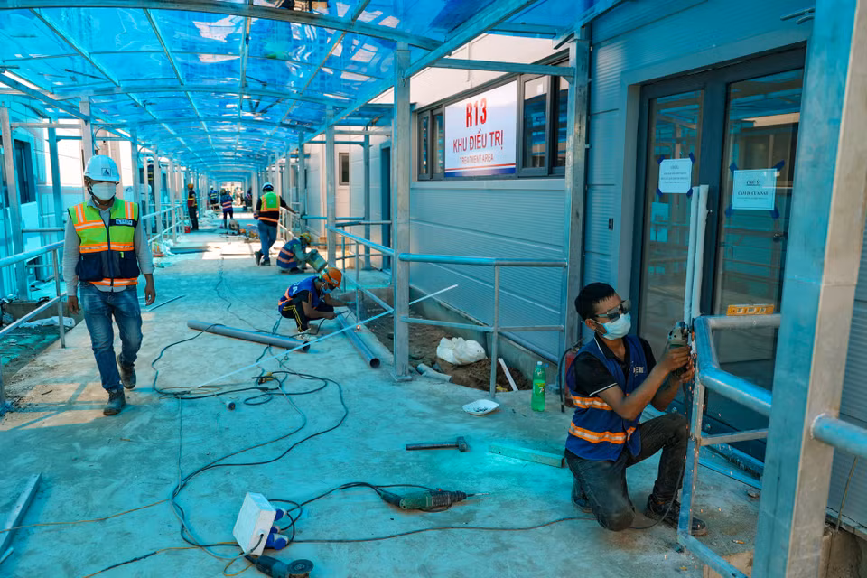 Nhiều hạng mục thi công đang được gấp rút thi công, chạy đua với thời gian. (Ảnh: Minh Sơn/Vietnam+)