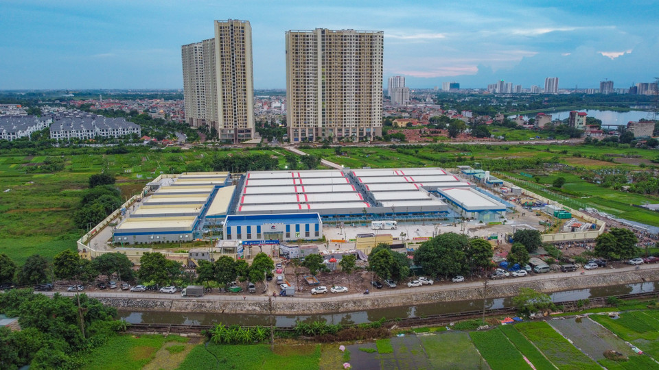 Nhìn từ trên cao, bệnh viện được chia thành 3 khu: Màu xanh là khu hành chính; khu nhà màu vàng là dinh dưỡng-nghỉ ngơi-xét nghiệm, test định kỳ-kho vật tư thiết bị y tế; khu đỏ dành cho bệnh nhân nặng. (Ảnh: PV/Vietnam+)