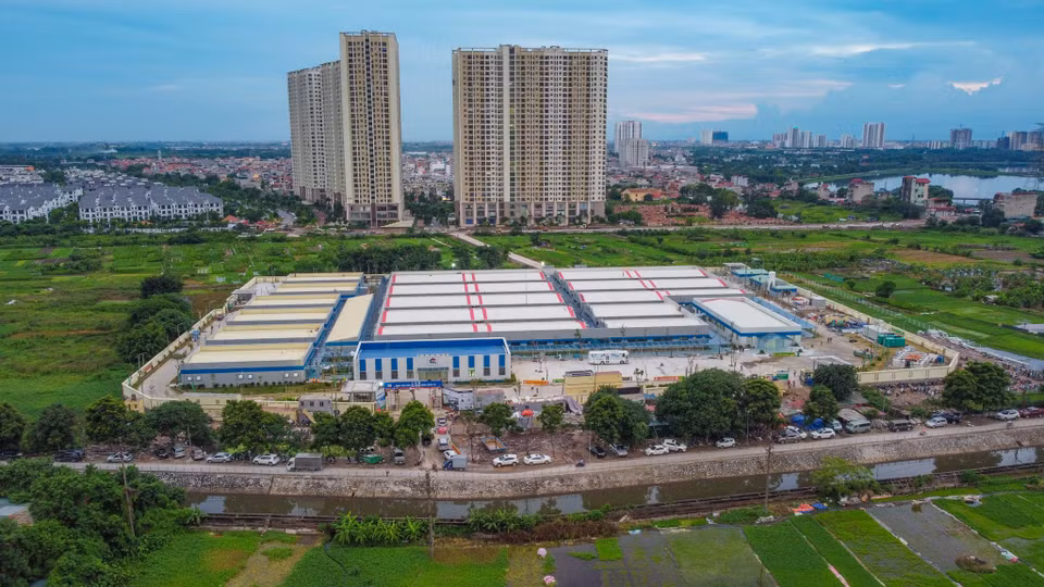 Nhìn từ trên cao, bệnh viện được chia thành 3 khu: Màu xanh là khu hành chính; khu nhà màu vàng là dinh dưỡng-nghỉ ngơi-xét nghiệm, test định kỳ-kho vật tư thiết bị y tế; khu đỏ dành cho bệnh nhân nặng. (Ảnh: PV/Vietnam+)