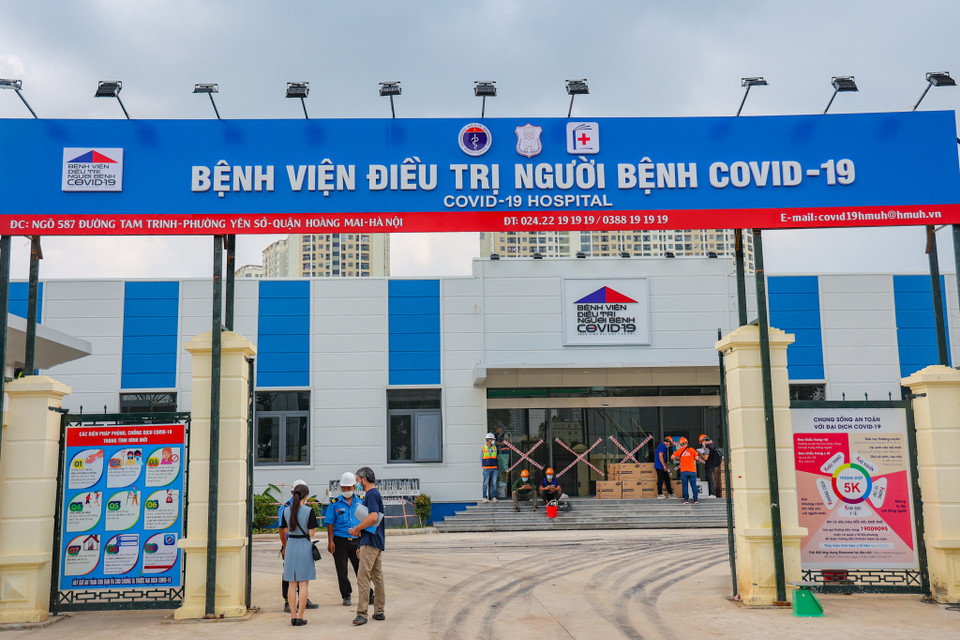 Bắt đầu được khởi công xây dựng từ ngày 24/7, Bệnh viện dã chiến tại quận Hoàng Mai quy mô 3,5ha do Bệnh viện Đại học Y làm chủ đầu tư. Nơi đây sẽ được dùng để điều trị những bệnh nhân COVID-19 nặng và nguy kịch. (Ảnh: Minh Sơn/Vietnam+)