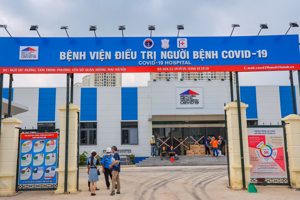 Bắt đầu được khởi công xây dựng từ ngày 24/7, Bệnh viện dã chiến tại quận Hoàng Mai quy mô 3,5ha do Bệnh viện Đại học Y làm chủ đầu tư. Nơi đây sẽ được dùng để điều trị những bệnh nhân COVID-19 nặng và nguy kịch. (Ảnh: Minh Sơn/Vietnam+)
