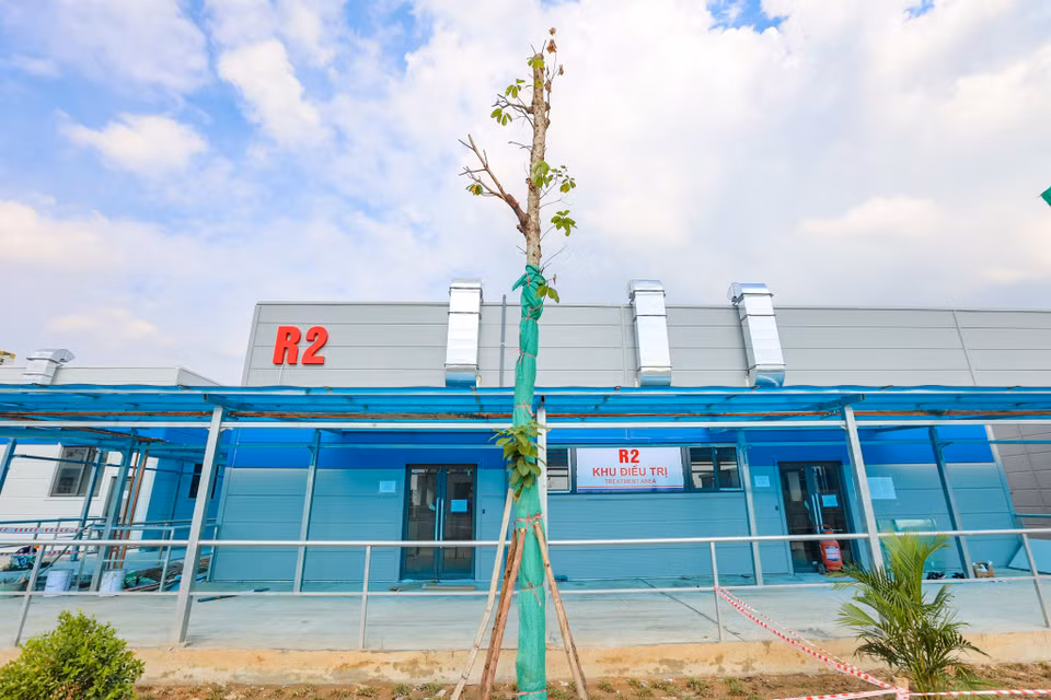 Đến nay toàn bộ 19 đơn nguyên bệnh viện đã sẵn sàng để lắp đặt trang thiết bị y tế, dự kiến cuối tháng 8/2021 sẽ đi vào hoạt động 100 giường bệnh đầu tiên. (Ảnh: Minh Sơn/Vietnam+)