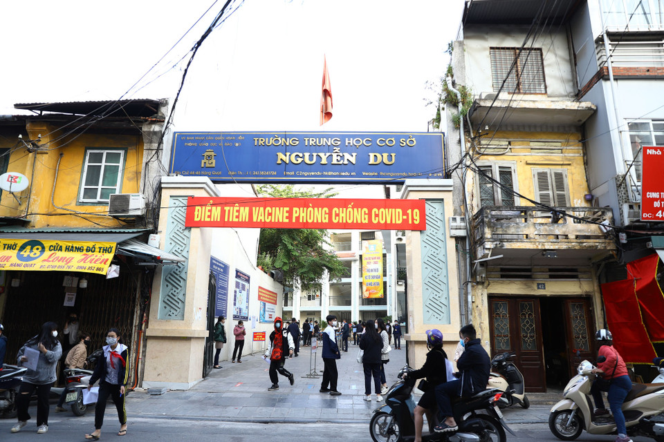 Sáng 30/11, trường Trung học Cơ sở Nguyễn Du (quận Hoàn Kiếm) bắt đầu tổ chức tiêm vaccine phòng COVID-19 cho học sinh khối 7, 8. (Ảnh: Hoài Nam/Vietnam+)