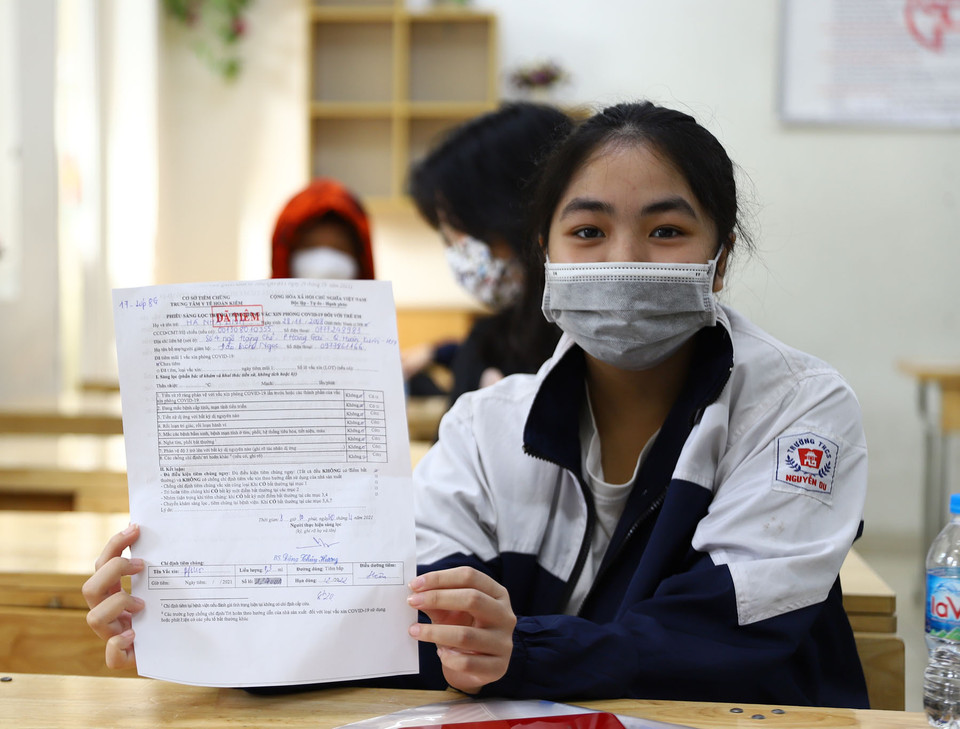 Em Nguyễn Thị Bích Ngọc, học sinh lớp 8G trường Trung học Cơ sở Nguyễn Du chia sẻ: 'Ban đầu em cũng có hơi sợ và lo lắng trước khi tiêm. Nhưng khi đến thấy nhà trường chuẩn bị kỹ lưỡng nên hoàn toàn yên tâm và rất phấn khởi khi sắp được quay lại trường cùng các bạn.' (Ảnh: Hoài Nam/Vietnam+)