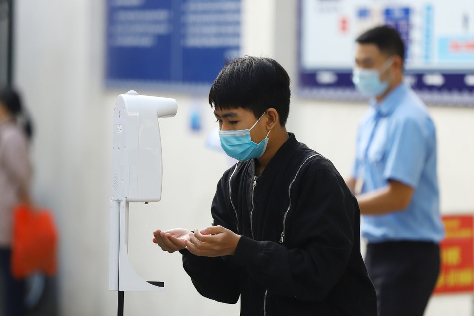 Nhà trường đã chuẩn bị cơ sở vật chất từ hôm qua đảm bảo theo đúng quy chuẩn 5K. Học sinh được khai báo y tế từ nhà để tránh ùn tắc. (Ảnh: Hoài Nam/Vietnam+)