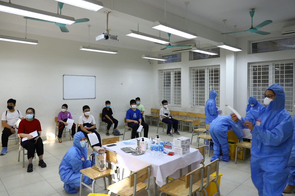 Tại phòng tiêm sẽ bố trí các ghế ngồi chờ tiêm, đảm bảo 6-8 học sinh trong phòng. (Ảnh: Hoài Nam/Vietnam+)