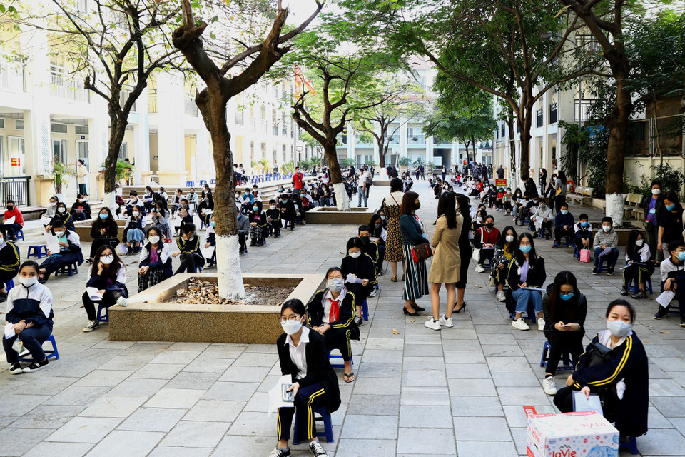 Học sinh sẽ tập trung tại khu vực sân trường để chờ trước khi khám sàng lọc. (Ảnh: Hoài Nam/Vietnam+)