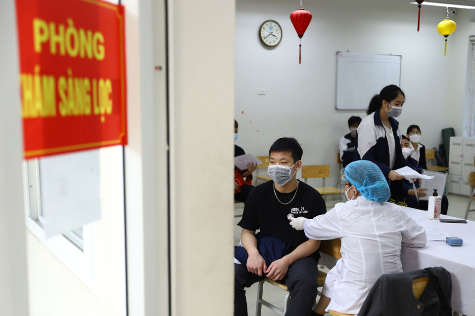 Học sinh được khám sàng lọc trước khi tiêm. (Ảnh: Hoài Nam/Vietnam+)