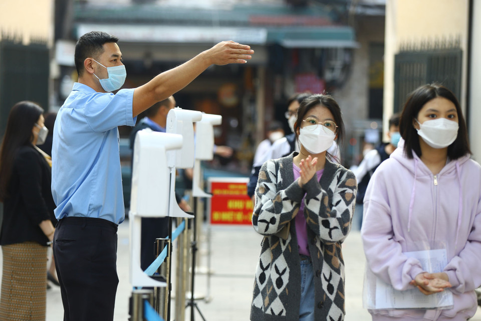Các học sinh được phân luồng một chiều vào một chiều ra để đảm bảo an toàn. (Ảnh: Hoài Nam/Vietnam+)
