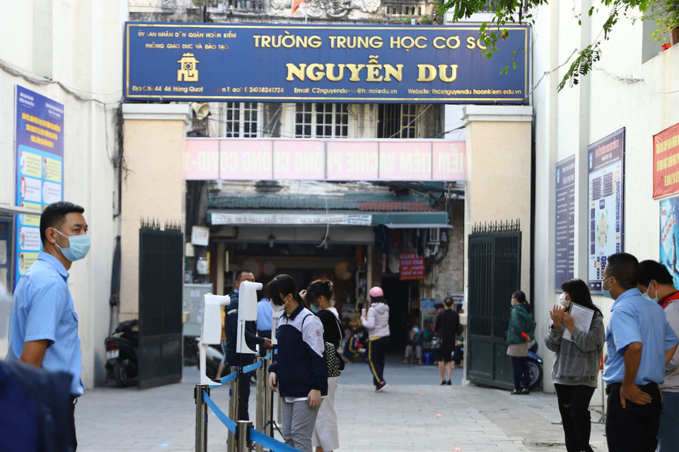 Cô Nguyễn Thu Hương, Hiệu trưởng trường Trung học Cơ sở Nguyễn Du cho biết: 'Trước khi tiêm, nhà trường đã chuẩn bị rất kỹ lưỡng. Ủy ban Nhân dân Quận cũng đã họp các điểm tiêm, phòng giáo dục, y tế, công an để rút kinh nghiệm cho lần tiêm trước và phối hợp tiếp tục tiêm cho lớp 7,8.' (Ảnh: Hoài Nam/Vietnam+)