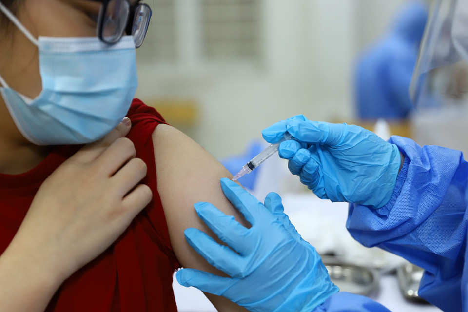 Trong sáng 30/11, 780 em học sinh thuộc hai khối 7, 8 của Trường Trung học Cơ sở Nguyễn Du sẽ được tiêm mũi thứ nhất vaccine Pfizer. (Ảnh: Hoài Nam/Vietnam+)