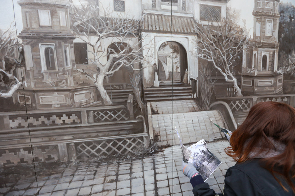 Các họa sĩ thực hiện những nét vẽ cuối cùng để hoàn thành các tác phẩm nghệ thuật độc đáo. (Ảnh: Minh Sơn/Vietnam+)