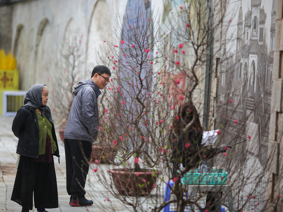 Dài chưa đầy 200 mét, đoạn phố Phùng Hưng nối từ Lê Văn Linh tới Hàng Cót đã trở thành không gian đầu tiên để hiện thực hóa ý tưởng 'phố vòm cầu Hà Nội' khi những bức bích họa khổ lớn bắt đầu được vẽ lên các vòm cầu cổ tại đây. (Ảnh: Minh Sơn/Vietnam+)