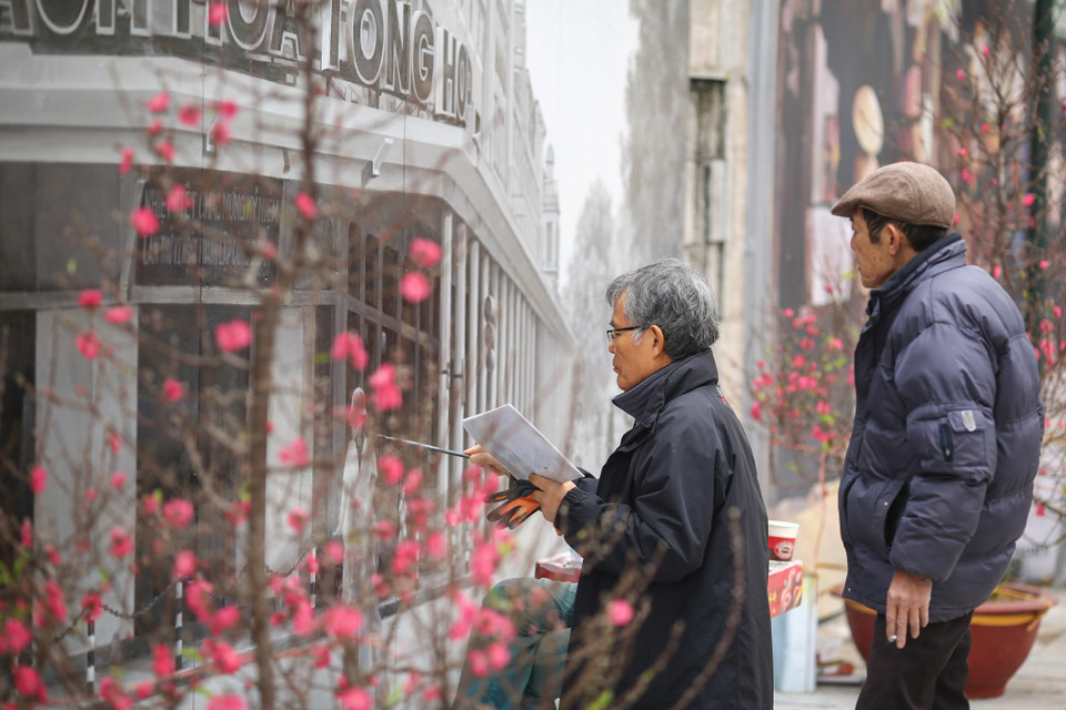 Các nghệ sĩ Hàn Quốc đang hoàn thiện nốt những bức vẽ đầy sống động. (Ảnh: Minh Sơn/Vietnam+)