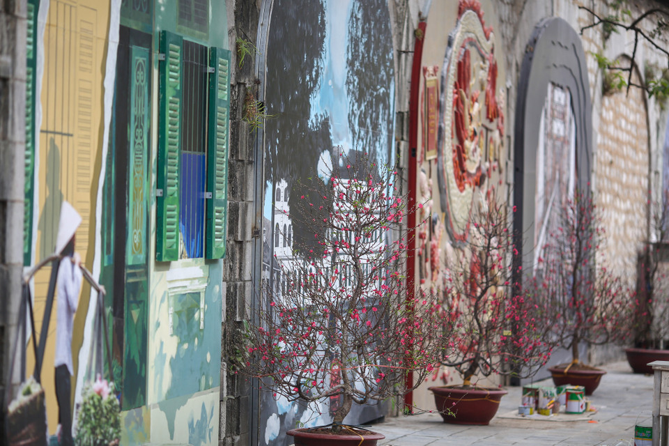 Từ 3/2/2018, phố bích họa Phùng Hưng sẽ chính thức khai trương với diện mạo mới là 19 vòm cầu đường sắt đã hoàn thành những tác phẩm nghệ thuật trong chương trình đưa nghệ thuật vào không gian sống được thực hiện trong nhiều tháng qua. (Ảnh: Minh Sơn/Vietnam+)