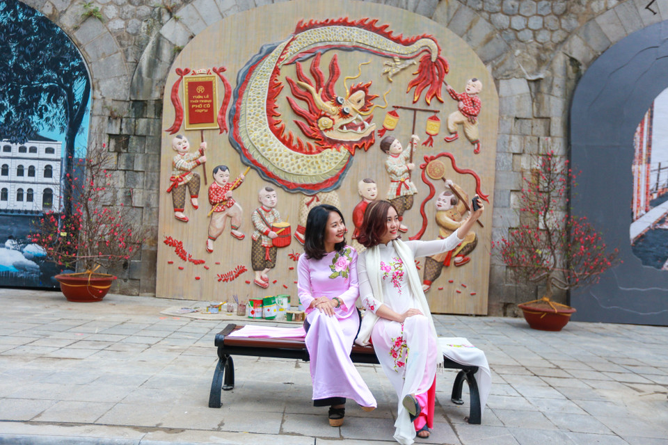 Các tác phẩm truyền tải thông điệp về một thủ đô Hà Nội ngàn năm văn hiến đang đứng trước những đổi thay to lớn, song luôn gìn giữ truyền thống và tinh hoa văn hóa. (Ảnh: Minh Sơn/Vietnam+)