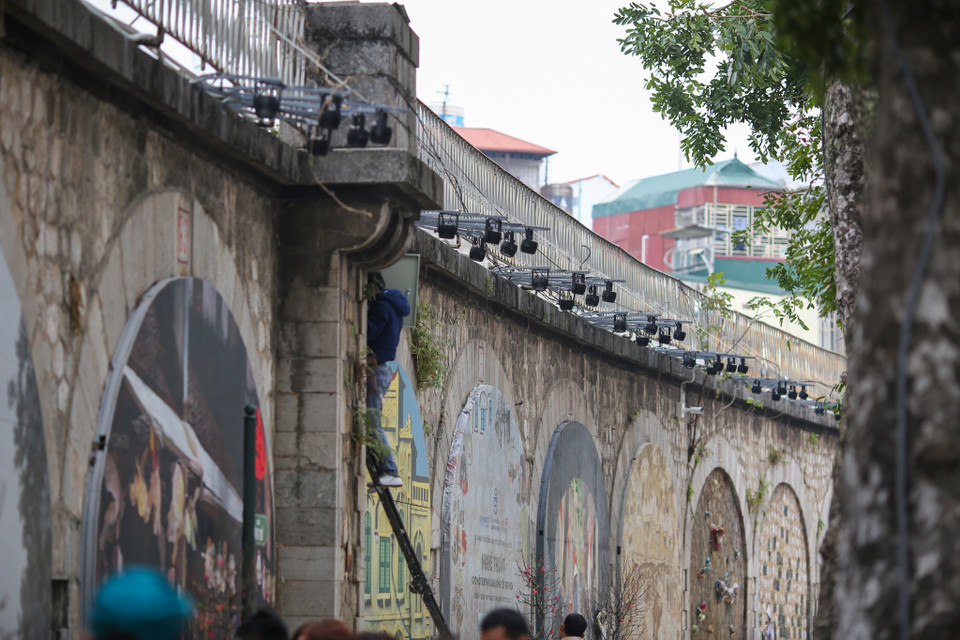 Hệ thống đèn chiếu sáng các bức tranh đã được lắp đặt để phục vụ du khách có nhu cầu thưởng lãm trong lễ khai trương tối 2/2. (Ảnh: Minh Sơn/Vietnam+)