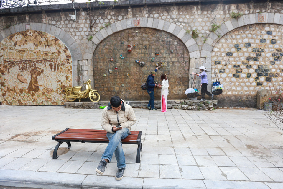 Có tổng cộng 19 ô vòm cầu được các nghệ sĩ Việt - Hàn thực hiện các tác phẩm hội họa hiện đại, tạo ra một không gian kết nối các giá trị di sản, nghệ thuật và cộng đồng. (Ảnh: Minh Sơn/Vietnam+)