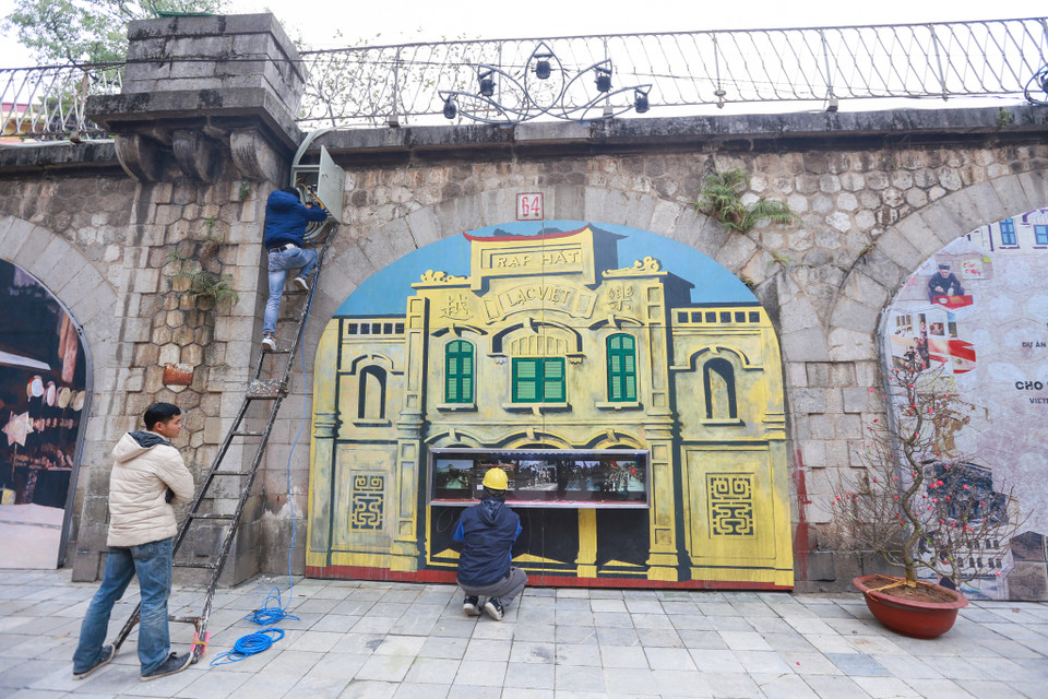 Đội kỹ thuật đang tiến hành hoàn thiện camera và hệ thống ánh sáng. (Ảnh: Minh Sơn/Vietnam+)