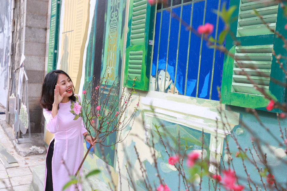 Chưa chính thức khai trương nhưng đoạn phố bích họa đã thu hút nhiều người tới tham quan. (Ảnh: Minh Sơn/Vietnam+)